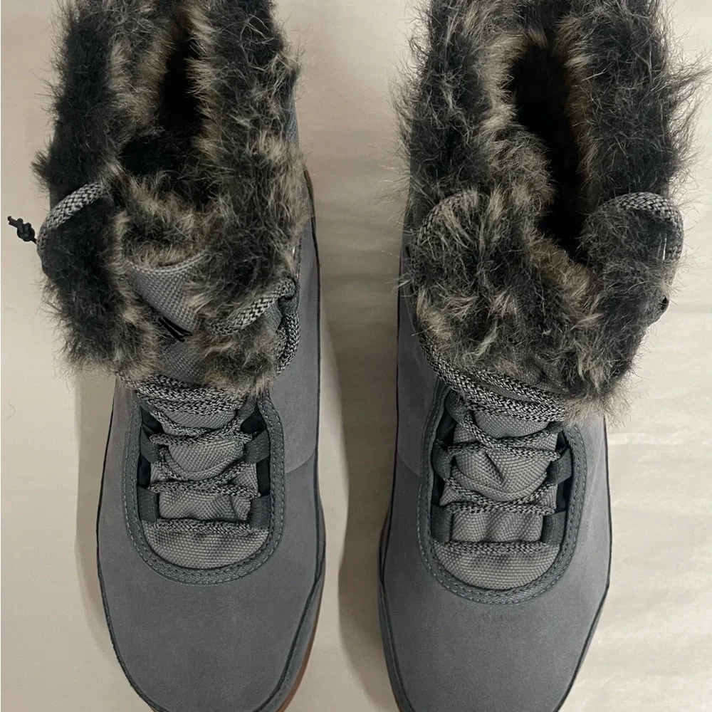Columbia Women's gray and Brown Winter Boots size 10.5. New no lid box . R14